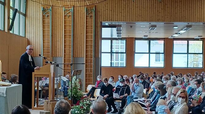 »Jeder Mensch ist wertvoll«: Landesbischof Frank Otfried July predigte beim Festgottesdienst in Mariaberg.  FOTO: DEWALD
