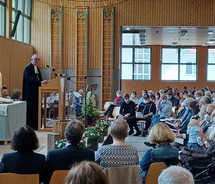 »Jeder Mensch ist wertvoll«: Landesbischof Frank Otfried July predigte beim Festgottesdienst in Mariaberg.  FOTO: DEWALD 