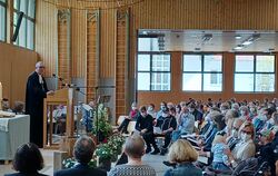 »Jeder Mensch ist wertvoll«: Landesbischof Frank Otfried July predigte beim Festgottesdienst in Mariaberg.  FOTO: DEWALD 