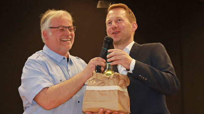 Bernd Schiller (links) nahm die Verpflichtung des neuen Mehrstetter Bürgermeisters Robert Mellinghoff vor. FOTO: BLOCHING