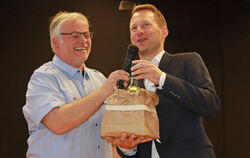 Bernd Schiller (links) nahm die Verpflichtung des neuen Mehrstetter Bürgermeisters Robert Mellinghoff vor. FOTO: BLOCHING 