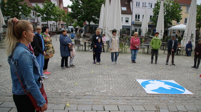 Im Kreis vereint, die Friedenstaube im Blick: Am Freitag war vor dem Marktbrunnen die letzte Mahnwache – mit dabei unter anderem