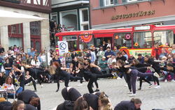 Für den Eröffnungsact der Kulturnacht hatten die Tübinger Tanzschulen Danzon und Go Dance ihre Kräfte gebündelt.  FOTOS: STRÖHLE