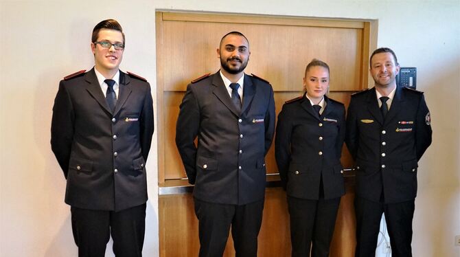 Florian Michels (rechts) begrüßte die neuen Feuerwehrleute Fabian Fauser, Ismet Guci und Laura Götz (von links). FOTO: STRAUB