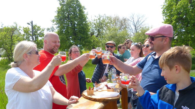 Farbenfroher Most lässt sich aus den Früchten der Streuobstwiesen herstellen. In geselliger Runde kosten Wanderer auf den Härten Farbenfroher Most lässt sich aus den Früchten der Streuobstwiesen herstellen. In geselliger Runde kosten Wanderer auf den Härten
