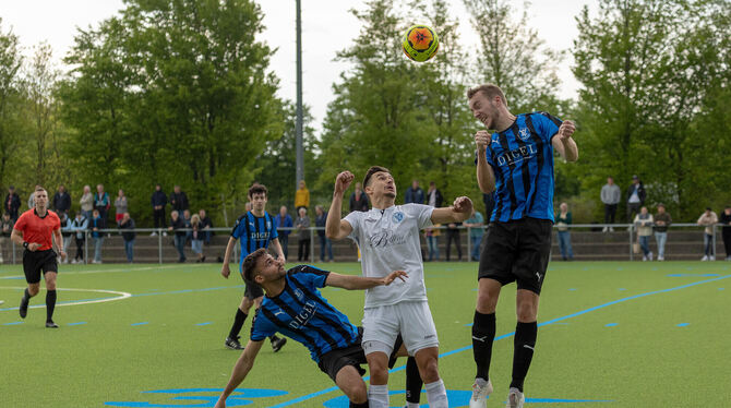 Unterlegen im Landesliga-Spitzenspiel: Aleksandar Krsic von den Young Boys Reutlingen im Kampf um den Ball mit Dominik Pedro (li