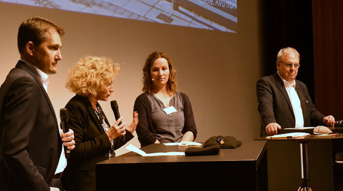 Hoffen auf konstruktive Bürgerbegleitung des weiteren Planungsprozesses: Tobias Bernecker (von links), Angela Weiskopf, Moderato