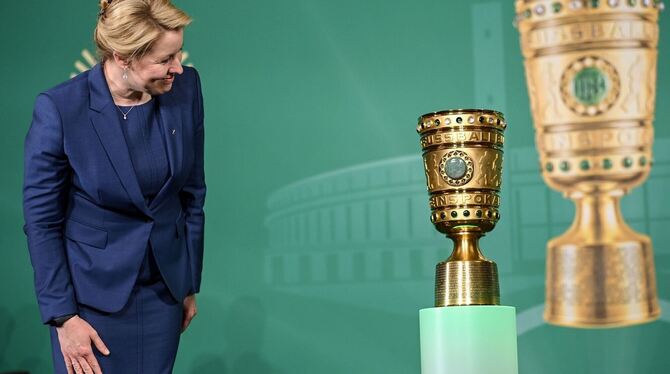 DFB-Pokal-Übergabe