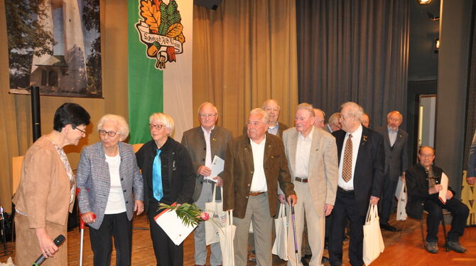 Doris Sautter (links) ehrte Mitglieder, die 50 Jahre und länger im Albverein sind.  FOTO: BIMEK