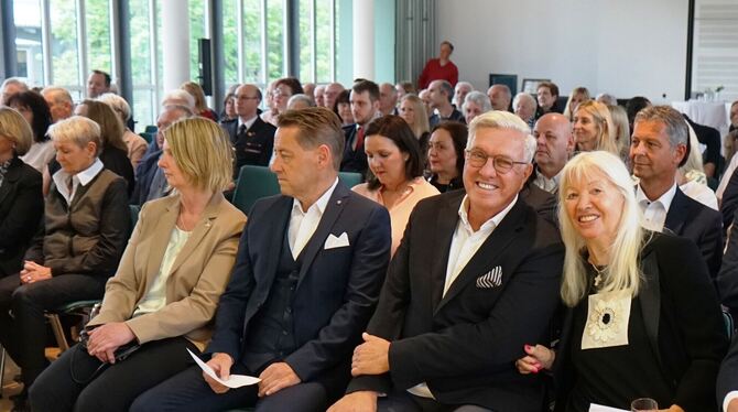 Helmut Schlotterer ist jetzt Ehrenbürger von Bodelshausen, rechts neben ihm seine Frau Ute, links daneben Bürgermeister Uwe Ganz