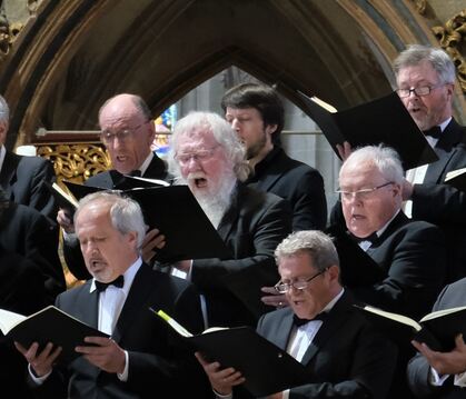 Mitglieder des Philharmonia Chors in der Tübinger Stiftskirche.  FOTO: ADAMER