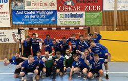 Feiern die Meisterschaft in der Landesliga-Staffel 2: der VfL Pfullingen II. Hinten von links: Philipp Mager, Luca Bertsch, Marc