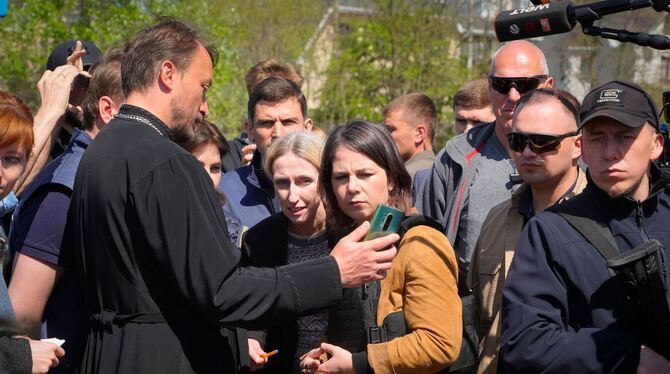 Ukraine-Krieg - Baerbock in Butscha