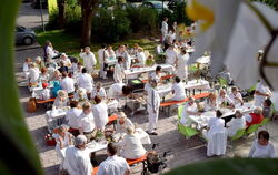 Essen ganz in Weiß ist nicht ganz ungefährlich, dafür aber sehr stilvoll: Am 7. Juli trifft man sich auf dem Münsinger Rathauspl