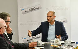 Finanzminister Danyal Bayaz im Gespräch (von links) mit Chefredakteur Damian Imöhl und Politikchef Davor Cvrlje.  FOTO: MEYER