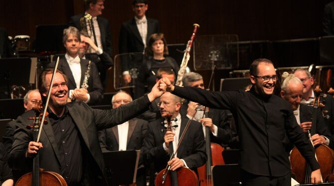 Wolfgang Emanuel Schmidt (links) spielte Edward Elgars Cellokonzert und ließ sich mit Dirigent Jamie Phillips vom Publikum feier