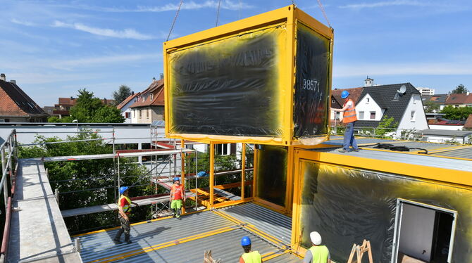 Klassenzimmer aus der Luft: Die Container für die Peter-Rosegger-Schule wurden gestern angeliefert. FOTO: MEYER