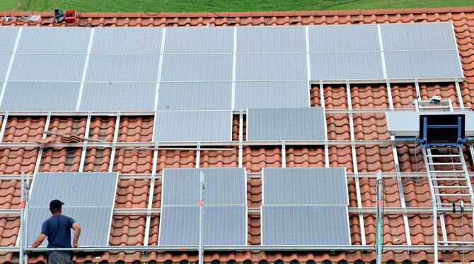 Die Gemeinde Wannweil fördert Fotovoltaikanlagen auf Hausdächern mit bis zu1 000 Euro.  FOTO: HAID/DPA