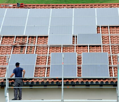  Die Gemeinde Wannweil fördert Fotovoltaikanlagen auf Hausdächern mit bis zu1 000 Euro.  FOTO: HAID/DPA