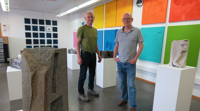 Kantige Blöcke und einfarbige Leinwände: Der Wormser Bildhauer Marcus Centmayer (links) und der Reutlinger Maler Friedhelm Wolfr