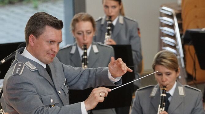 Hauptmann Dominik Koch dirigierte das Heeresmusikkorps Ulm. FOTO: LENK