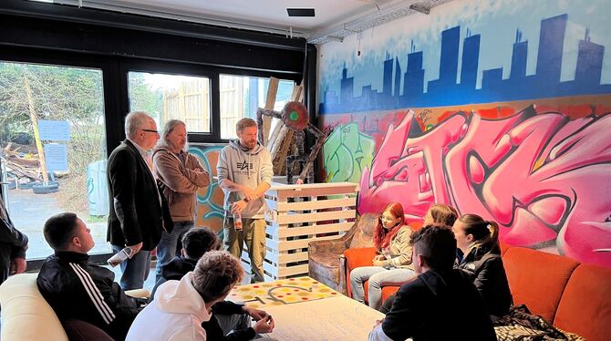 Bürgermeister Holger Jerg (oben links) sprach mit Jugendlichen.  FOTO: LEADER MITTLERE ALB