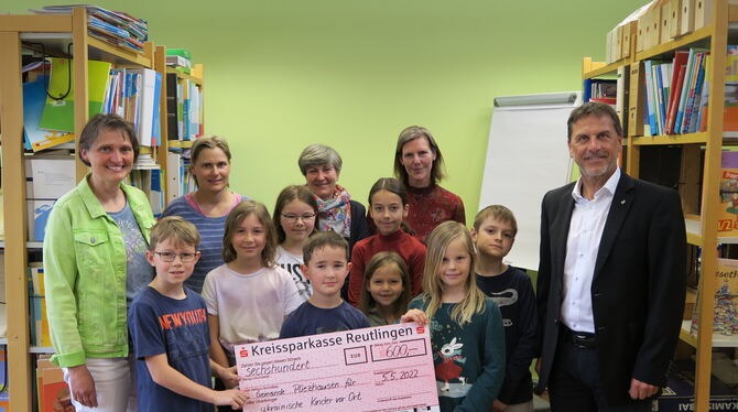 Kinder der Grundschule Pliezhausen übergeben Pliezhausens Bürgermeister Christof Dold (rechts) einen Scheck über 600 Euro. Sie h