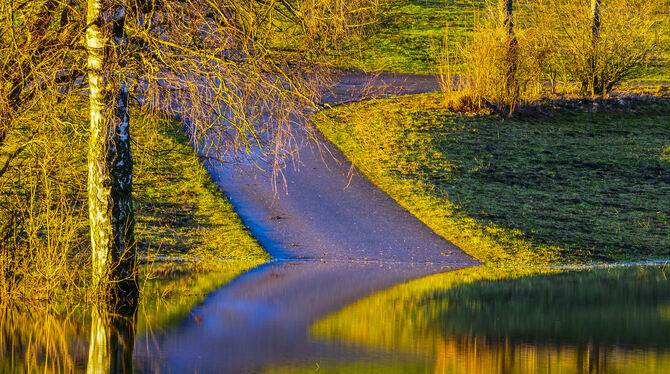 Faszinierende Spiegelungen beim Märzensee bei Salmendingen. FOTO: KLARA DITTRICH-ROMMEL, FOTOFREUNDE OFTERDINGEN Faszinierende Spiegelungen beim Märzensee bei Salmendingen. FOTO: KLARA DITTRICH-ROMMEL, FOTOFREUNDE OFTERDINGEN