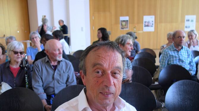 Alters-Professor Eckart Hammer aus Reutlingen ist seit zwei Jahren selbst in Rente und lobte das Ehrenamt.  FOTO: STRAUB