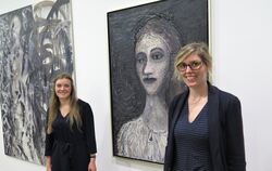 Anna Nerobova (links) und Ina  Dinter haben die Ausstellung im Reutlinger Spendhaus kuratiert.  Hier sind sie vor Strawaldes Gem