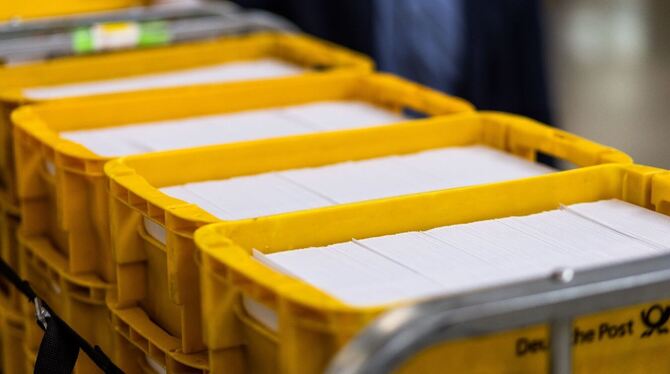 Volle Postkästen. Volle Postkästen.