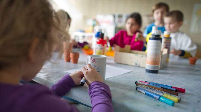 In Eningen zählen viele Eltern auf die kommunale Schülerbetreuung als Ergänzung zur Ganztagesbetreuung.  FOTO: ANSPACH/DPA