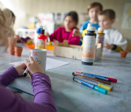 In Eningen zählen viele Eltern auf die kommunale Schülerbetreuung als Ergänzung zur Ganztagesbetreuung.  FOTO: ANSPACH/DPA
