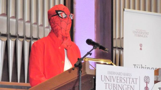 Doris Dörrie trat in Tübingen im Spiderman-Kostüm vor die Zuhörerschaft. FOTO: REHMANN