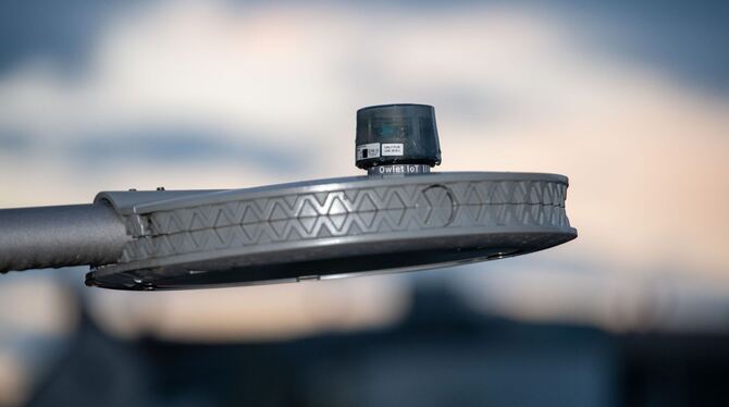 Ein Steuergerät ist an einer Straßenlampe angebracht Ein Steuergerät ist an einer Straßenlampe angebracht