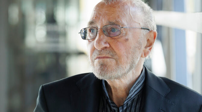 Der Maler und Filmregisseur Jürgen Böttcher, bekannt unter seinem Pseudonym Strawalde. Böttcher (90) wurde im Rathaus der Stadt