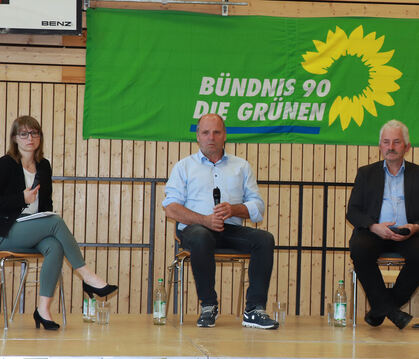 Corinna Vogt, Martin Hahn, Gebhard Aierstock und Cindy Holmberg (von links) beantworteten Fragen der Landwirte zu Freiflächen- u