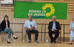 Corinna Vogt, Martin Hahn, Gebhard Aierstock und Cindy Holmberg (von links) beantworteten Fragen der Landwirte zu Freiflächen- u