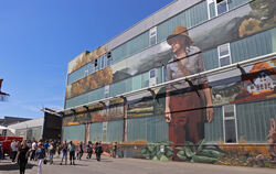 Ein Hingucker: Das riesige Gemälde an der Fassade der Produktionshalle.  FOTOS: BLOCHING