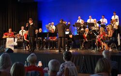 In Hochform: Sänger Klaus-Dieter Mayer (links vorne) und die Pop und Swing Concert Band beim Konzert in Gomaringen.  FOTO: STRAU