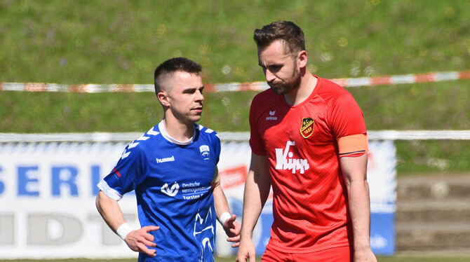 Torjäger unter sich: Matthias Dünkel (links) und Janik Michel.  FOTO: TBAUR/EIBNER