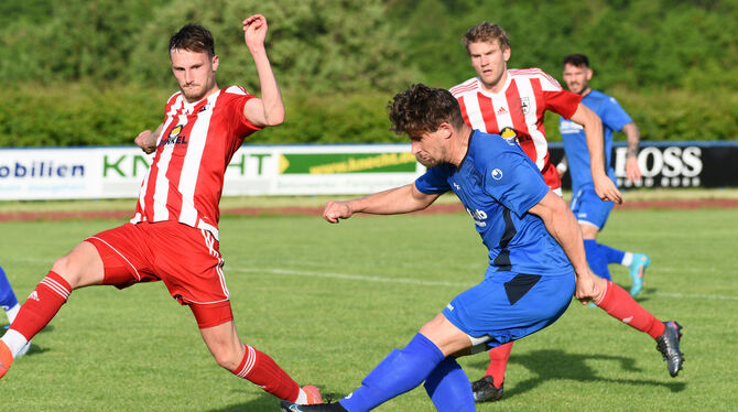 Ilias Klimatsidas von der TuS Metzingen zieht ab. Links: Timo Wiest vom TSV Hirschau.  FOTO: TBAUR/EIBNER