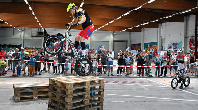 Früh übt sich – auch der eigenen Sicherheit wegen. Es wird aber noch ein bisschen dauern, bis die nette Nachwuchsfahrerin so gut