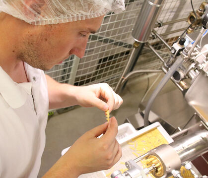 Alb-Gold setzt auf Qualität: Eine Sichtkontrolle nach der Ausformung der Nudeln gehört zum Produktionsablauf.  FOTO: ALB-GOLD