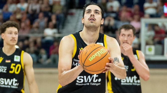 Erol Ersek (mit Ball) traf einen Dreier mit der Schlusssirene. Im Hintergrund Joanic Grüttner Bacoul (links) und Ryan Mikesell.