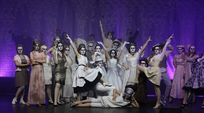 Die Musical AG führte an drei Abenden das Musical »The Addams Family« auf und erntete tosenden Applaus und Standing Ovation.  FO