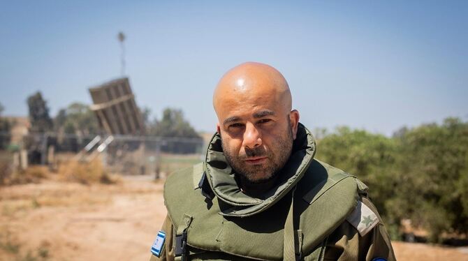 Arye Sharuz Shalicar ist Sprecher der Reserve der Israelischen Verteidigungsstreitkräfte IDF. Im Hintergrund das Raketenabwehrsy