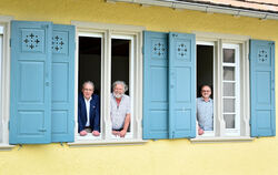Das Eduard-Lucas-Haus inspiriert und begeistert Thomas Keck (Bild links, links), Ralf-Michael Röckel und Ulrich Schroefel.  FOTO