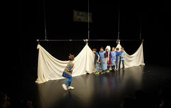 Der Kindertheaterclub setzte eine spannende Geschichte in Szene und begeisterte im Reutlinger Theater Die Tonne. FOTO: DÖRR