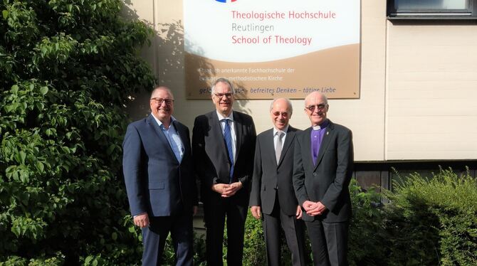 Feierten den Stabwechsel an der Theologischen Hochschule (von links): Pfarrer Markus Bach, Christof Voigt, Roland Gebauer, Bisch